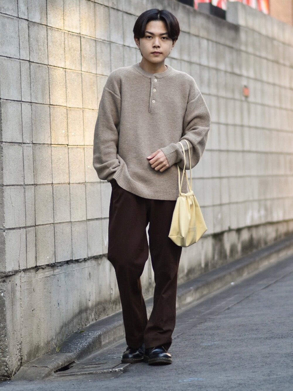 「ニット、きれいめカジュアル、ミニバッグ、ショルダーバッグ、キレイめ、ブラウン」｜「JOURNAL STANDARD relumeのHAMILTON WOOL オーバーサイズヘンリーネックニット（ニット/セーター、イエロー系）」を使った、かやさん（メンズ・170cm）の秋コーディネートの1枚目の写真
