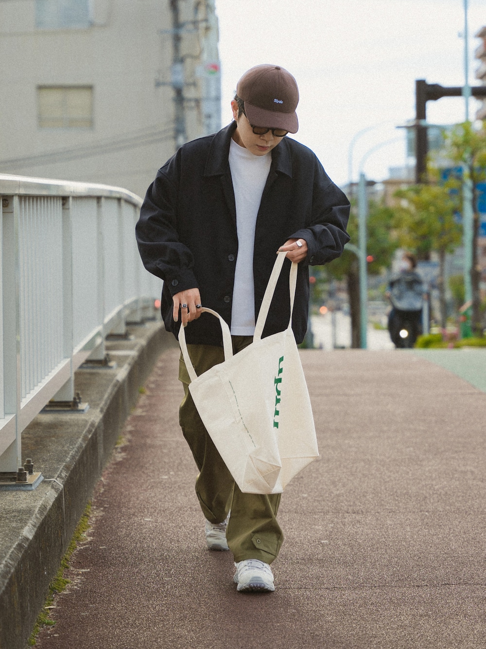 「いまどきジャケット写真、春コーデ、プチプラ、カーゴパンツ、トートバッグ、キャップ、韓国ファッション、シンプルコーデ、カラーパンツ、白スニーカー、きれいめカジュアル」｜「RUUBONの【RUUBON】stretch twill short blouson / ストレッチツイル ショートブルゾン（ブルゾン、ブラック系）」を使った、かやさん（メンズ・168cm）の春コーディネートの1枚目の写真