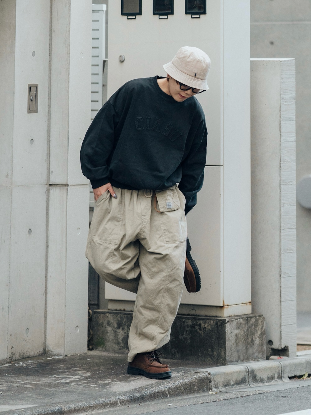 「メガネ男子、スウェット、春服みてみて、春コーデ、デッキシューズ、バケットハット、シティーボーイ、CITYBOY、ラフコーデ、ビッグシルエット、休日コーデ、ストリートMIX、リラックススタイル」｜「CIASUのヴィンテージカレッジスウェット（スウェット、ブラック系）」を使った、かやさん（メンズ・168cm）の冬コーディネートの1枚目の写真