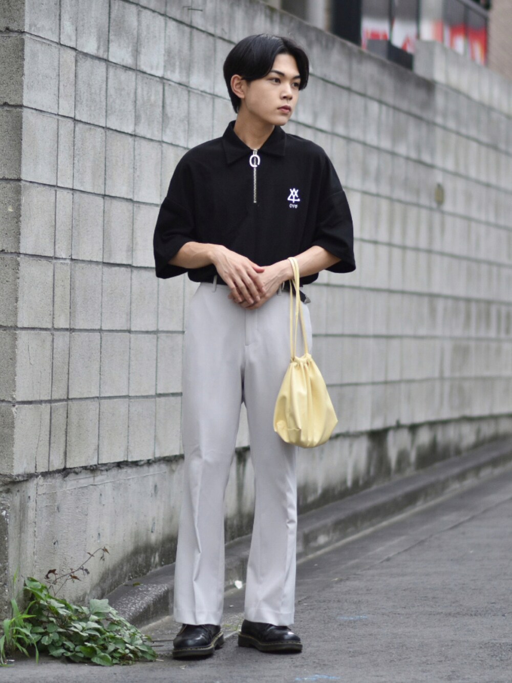 ブラック系のTシャツ/カットソー、ベージュ系のその他パンツ、ブラック系のローファーを着用したメンズの秋コーディネートの1枚目の写真