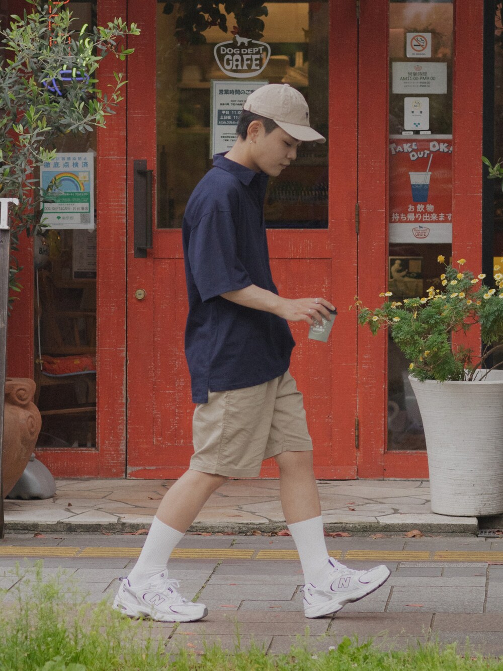 ブルー系のポロシャツ、ベージュ系のその他パンツ、ブラック系のスニーカーを着用したメンズの夏コーディネートの1枚目の写真