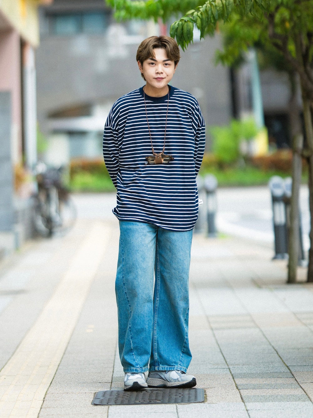 ブラック系のトップス、グレー系のスニーカー、ホワイト系のその他を着用したメンズの夏コーディネートの1枚目の写真