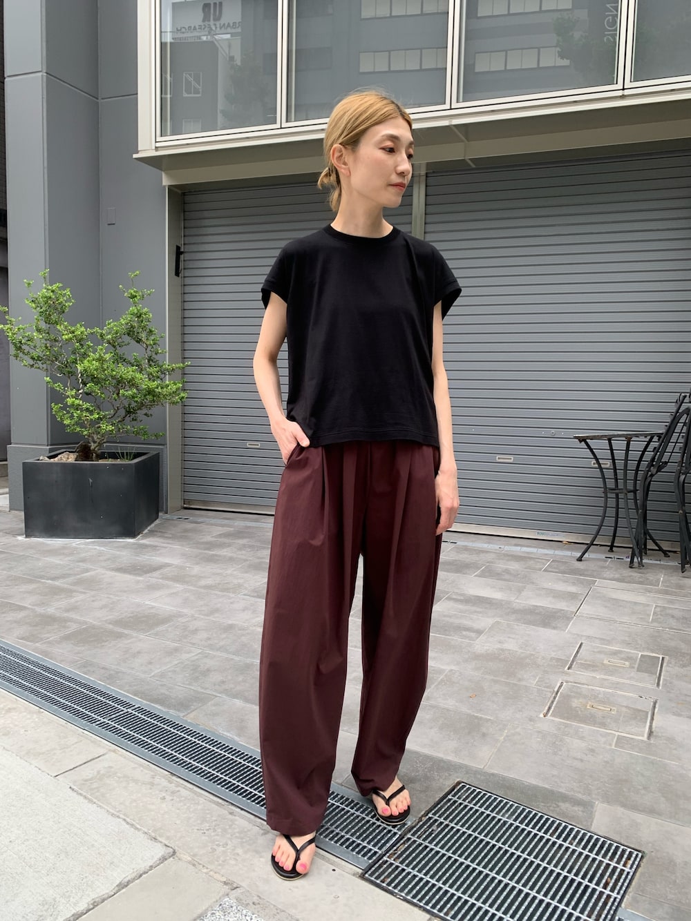 ブラック系のTシャツ/カットソー、レッド系のその他パンツを着用したレディースの夏コーディネートの1枚目の写真