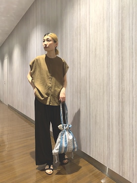 「URBAN RESEARCH DOORS（アーバンリサーチドアーズ）の『一部WEB限定カラー』ショルダータックバンドカラーシャツ（シャツ/ブラウス、ベージュ系）」を使った、masayooさん（レディース・167cm）の夏コーディネート