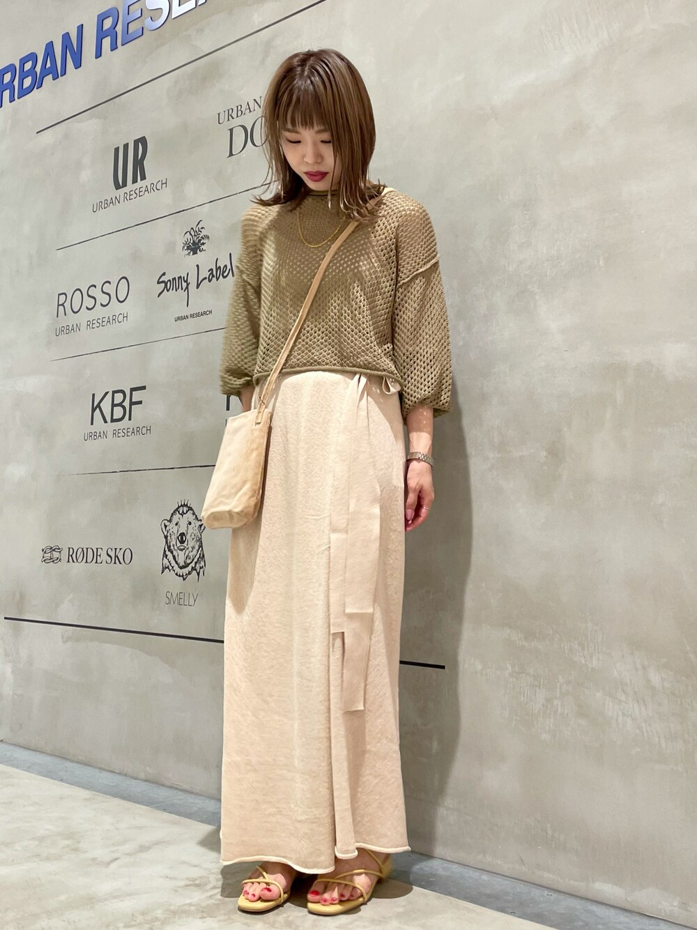「153cm、低身長、低身長コーデ、メッシュニット、ニットスカート、ラップスカート、ショルダーバッグ、サンダル、ベージュコーデ」｜「URBAN RESEARCHのメッシュニットプルオーバー（ニット/セーター、ベージュ系）」を使った、mikiさん（レディース・153cm）の夏コーディネートの1枚目の写真