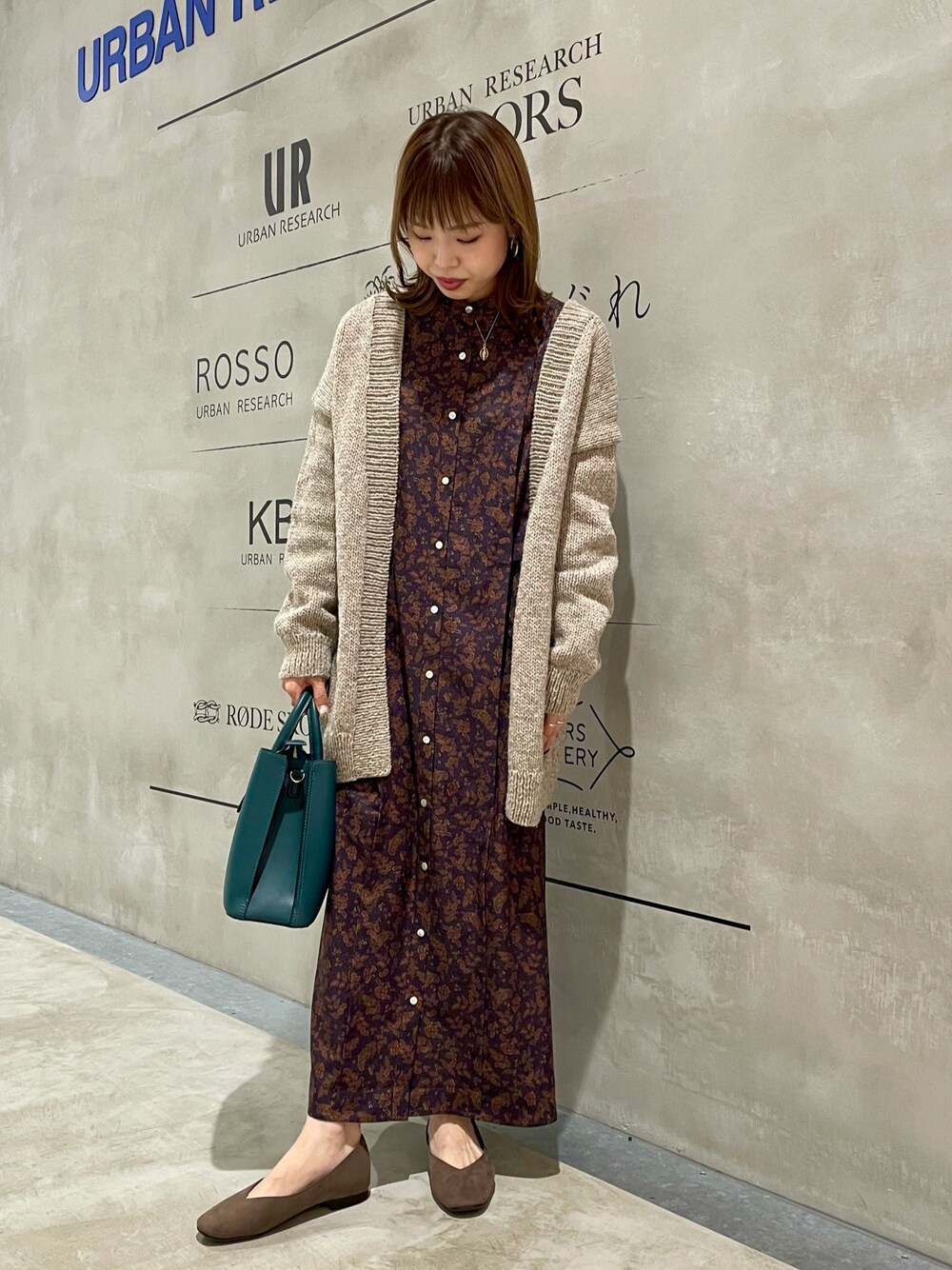 「低身長、カーディガン、ニットカーディガン、ワンピース、柄ワンピース、ペイズリー、バッグ、グリーンバッグ、アーバンリサーチロッソ」｜「URBAN RESEARCH ROSSO WOMENのフラワーミックスペイズリーワンピース（ワンピース、ブラウン系）」を使った、mikiさん（レディース・153cm）の秋コーディネートの1枚目の写真
