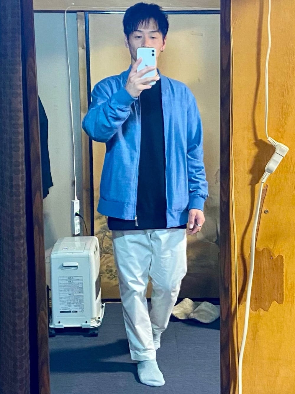 「UNIQLO、UNIQLOU、UNIQLO U、30代、韓流ヘア、マッシュ」｜「UNIQLOのアイテム（ブルゾン、ブルー系）」を使った、azumaさん（メンズ・173cm）の春コーディネートの1枚目の写真
