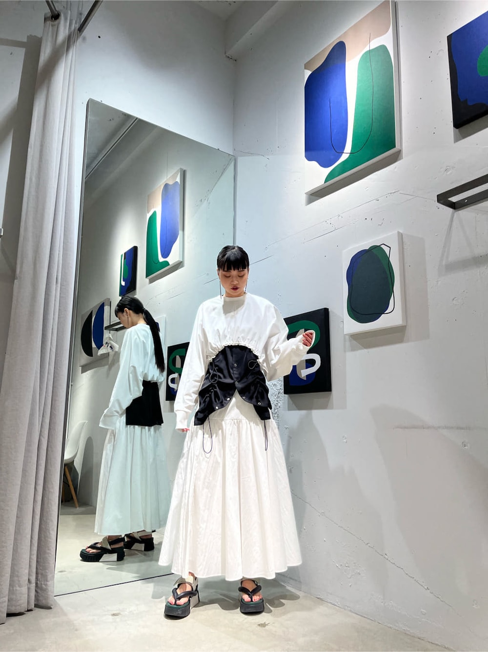カットギャザーショートトップを使った人気ファッション