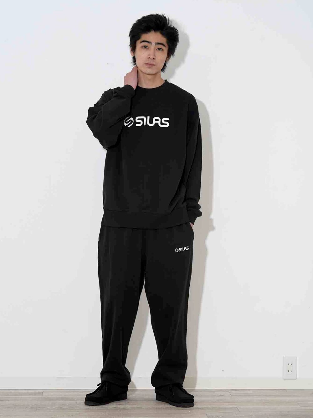 ブラック系のセットアップを着用したメンズの秋コーディネートの1枚目の写真