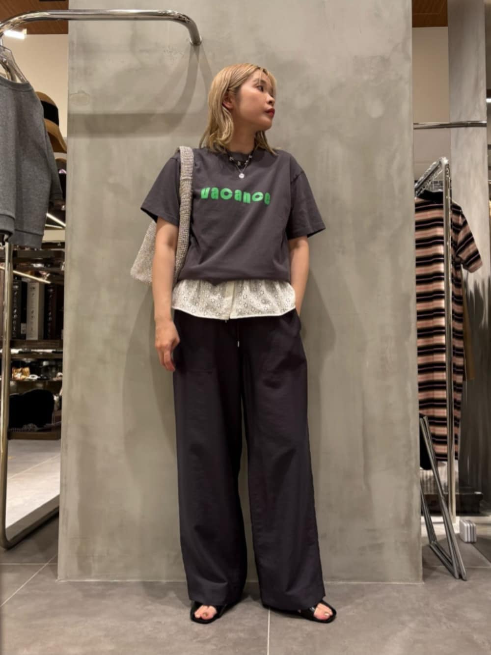 グレー系のTシャツ/カットソー、ホワイト系のシャツ/ブラウス、グレー系のその他パンツを着用したレディースの夏コーディネートの1枚目の写真