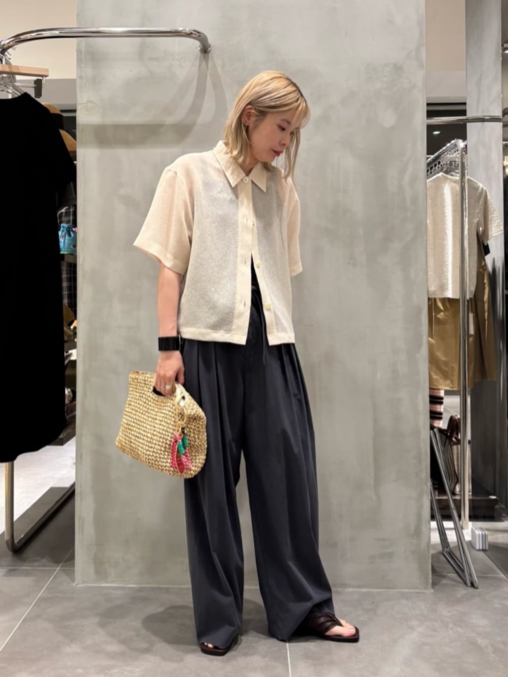 グレー系のその他パンツ、ホワイト系のシャツ/ブラウス、ブラック系のキャミソールを着用したレディースの夏コーディネートの1枚目の写真