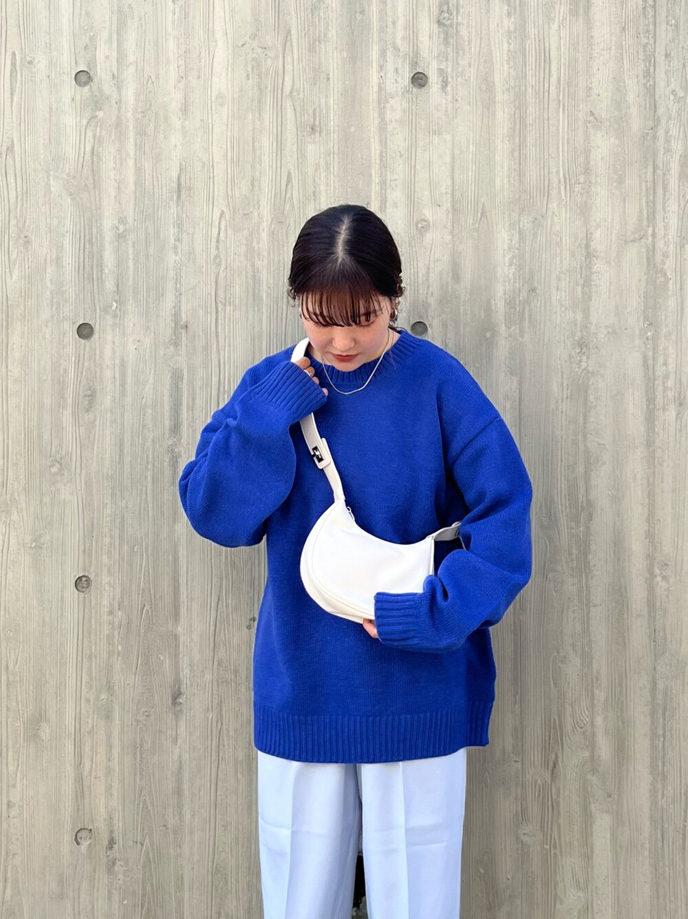 「KBF、カラーニット、ショルダーバッグ、ニット、低身長、オーバーサイズ、ブルー、ブルーニット」｜「KBFのクルーネックオーバーニット（ニット/セーター、ブルー系）」を使った、sasaさん（レディース・153cm）の冬コーディネートの1枚目の写真
