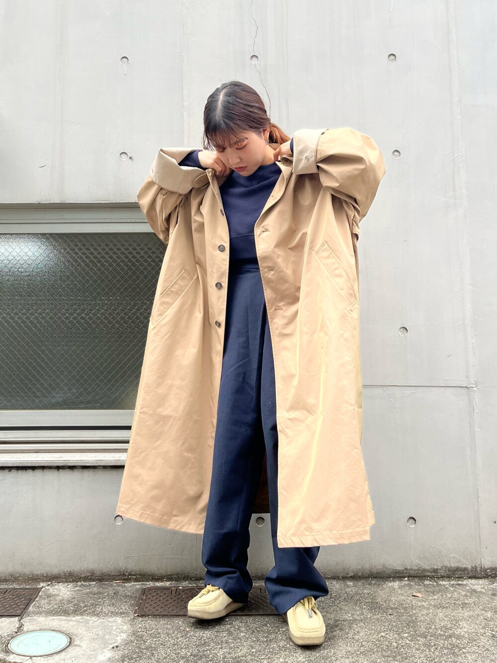 「KBF、カジュアル、低身長、オーバーサイズ、トレンチコート、春コーデ、スウェット」｜「KBFのステンカラーBIGBIGコート（ステンカラーコート、ベージュ系）」を使った、sasaさん（レディース・153cm）の冬コーディネートの1枚目の写真