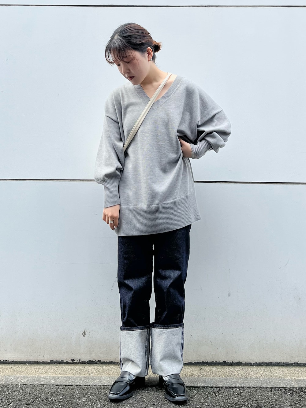 「KBF、kbf_ootd、ニット、秋コーデ、Vネック、デニム、ターンアップ、低身長、シンプルコーデ、ローファー」｜「KBFのアームウォーマーSETロングニット（ニット/セーター、グレー系）」を使った、sasaさん（レディース・153cm）の秋コーディネートの1枚目の写真