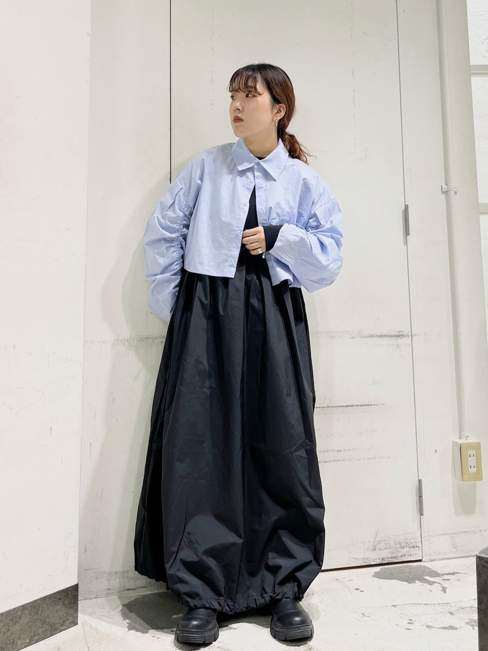 「KBF、kbf_ootd、シャツスタイル、ドロストデザイン、ショート丈トップス、レイヤードスタイル、ワンピース、ドッキングワンピ、低身長、ブーツ、Ganni」｜「KBFのドロストギャザースリーブシャツ（シャツ/ブラウス、パープル系）」を使った、sasaさん（レディース・153cm）の秋コーディネートの1枚目の写真