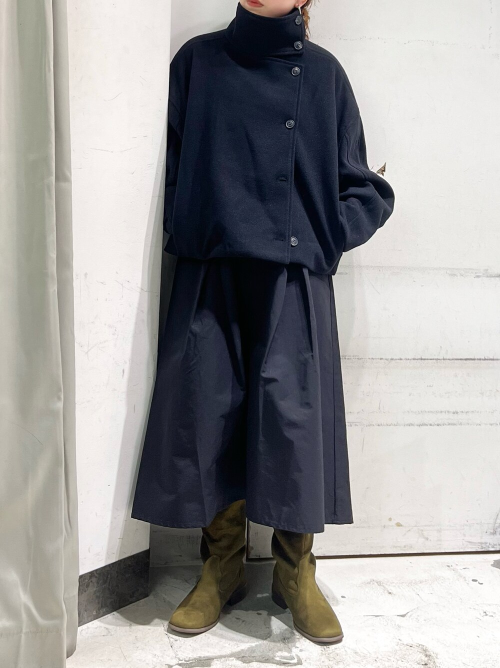 「KBF、kbf_ootd、アウター、冬コーデ、ショートコート、ブラック、スカート、低身長、ロングブーツ、スエードブーツ」｜「KBFのBACKベルトスタンドカラーコート（その他アウター、ブラック系）」を使った、sasaさん（レディース・153cm）の秋コーディネートの1枚目の写真