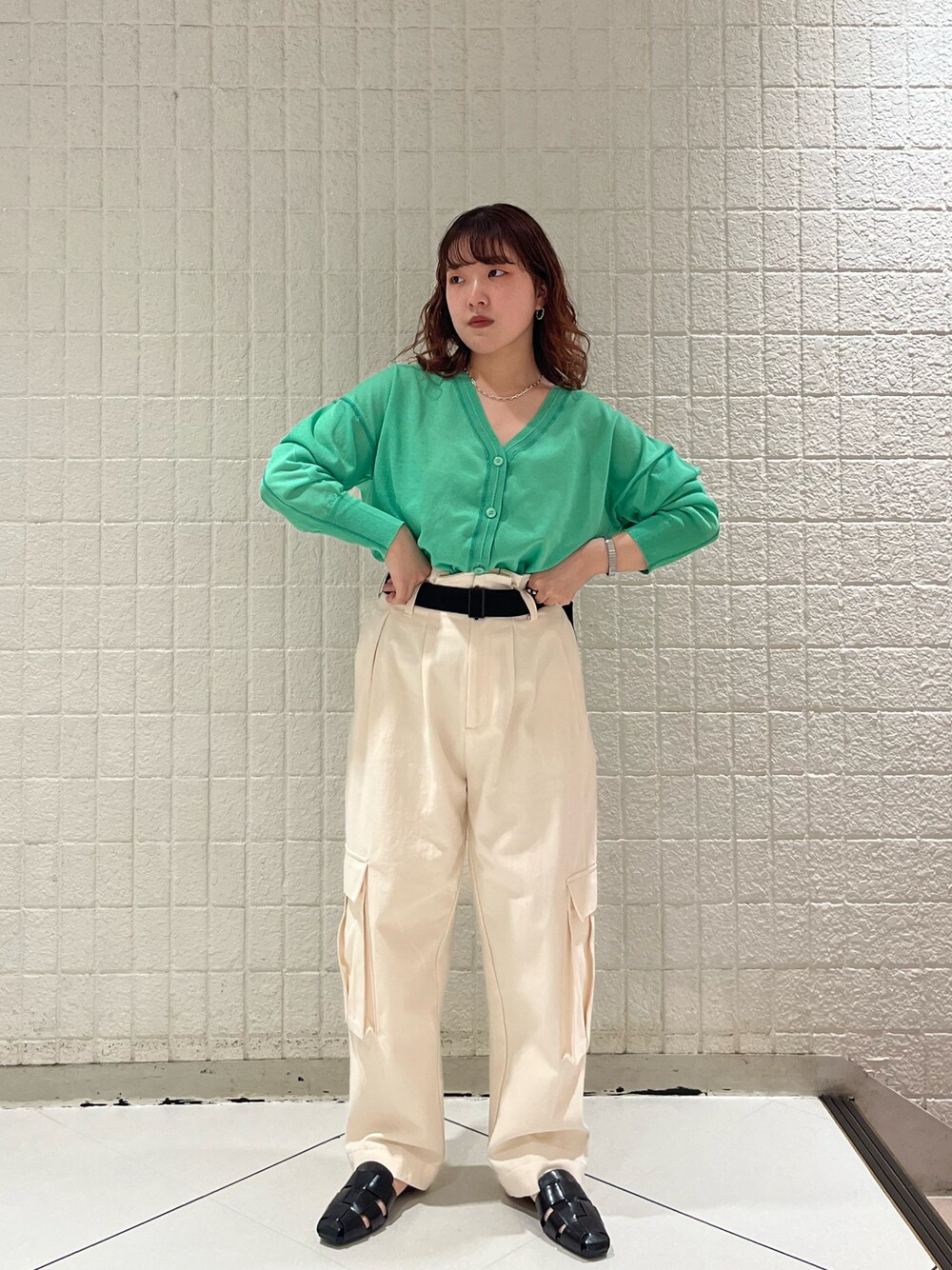 「KBF、kbf_ootd、カラーカーディガン、カーゴパンツ、グリーン、カーディガン」｜「KBFのカラーステッチシアーカーディガン（カーディガン/ボレロ、グリーン系）」を使った、sasaさん（レディース・153cm）の春コーディネートの1枚目の写真