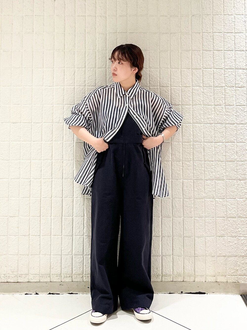 「KBF、kbf_ootd、カジュアルコーデ、ストライプシャツ、サロペット、シアーシャツ、コンバース、低身長、初秋コーデ」｜「KBFのストライプシアーBIGシャツ（シャツ/ブラウス、ブルー系）」を使った、sasaさん（レディース・153cm）の夏コーディネートの1枚目の写真