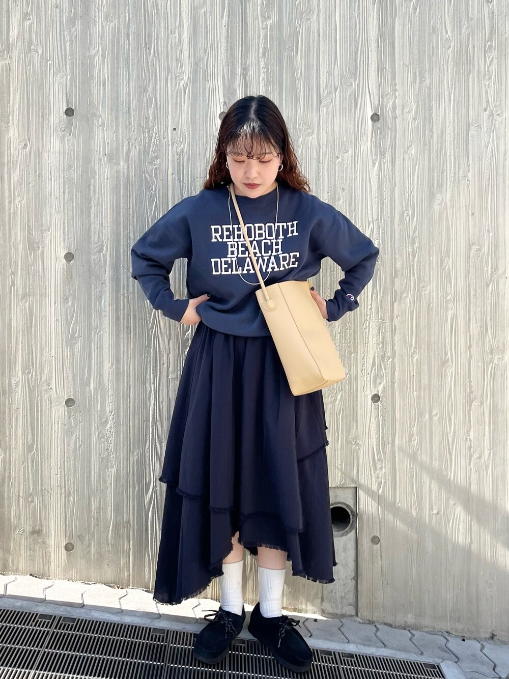 「KBF、春服、カジュアルコーデ、スカート、イレヘムスカート、ネイビー、ショルダーバッグ、スウェット、低身長」｜「KBFのソフトチューブBAG（ショルダーバッグ、ベージュ系）」を使った、sasaさん（レディース・153cm）の冬コーディネートの1枚目の写真