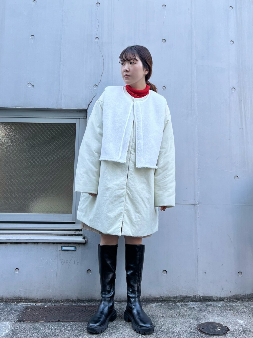 「KBF、冬のコーデ、アウター、中綿アウター、ホワイト、ボアベスト、ミドル丈、ロングブーツ、ハイネック、カラーニット、低身長」｜「KBFのボアベストSET中綿ミドルコート（その他アウター、グレー系）」を使った、sasaさん（レディース・153cm）の冬コーディネートの1枚目の写真