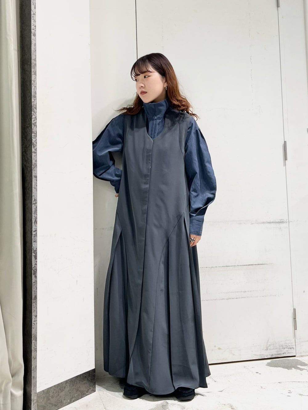 「KBFのカーブシームプリーツジャンパースカート（ワンピース、グレー系）」を使った、sasaさん（レディース・153cm）の冬コーディネートの1枚目の写真