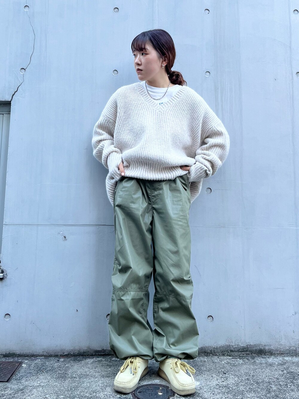 「KBF、ニット、Vネックニット、フィンガーホール、ワークパンツ、パンツスタイル、低身長、ワラビー、クラークス、カジュアルコーデ」｜「KBFのコーティングワークパンツ（その他パンツ、グリーン系）」を使った、sasaさん（レディース・153cm）の冬コーディネートの1枚目の写真
