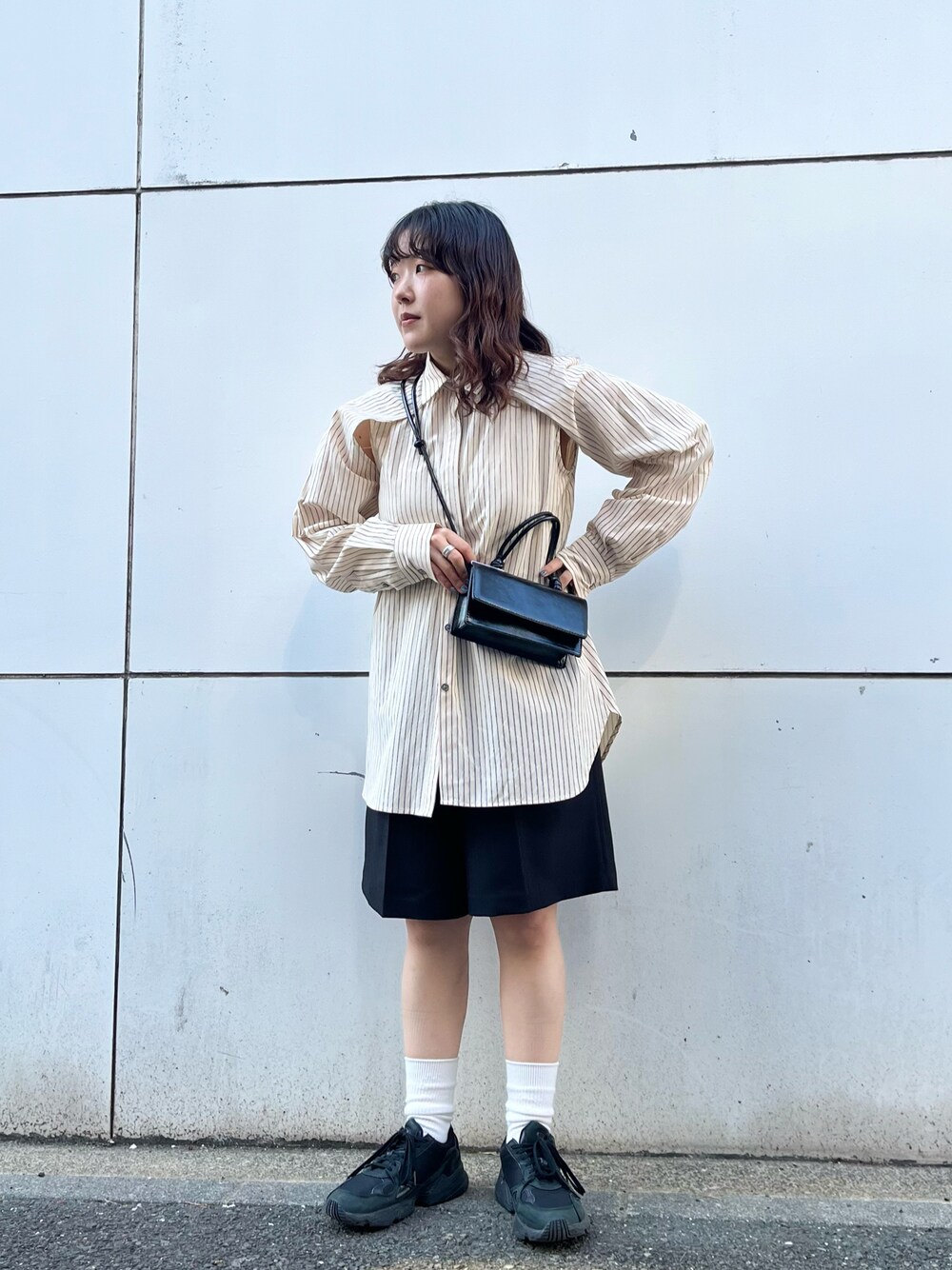 「KBF、kbf_ootd、シャツスタイル、ハーフパンツ、春コーデ、ストライプシャツ、ショルダーバッグ、ハンドバッグ、低身長」｜「KBFの2WAYストライプシャツ（シャツ/ブラウス、ブラック系）」を使った、sasaさん（レディース・153cm）の冬コーディネートの1枚目の写真