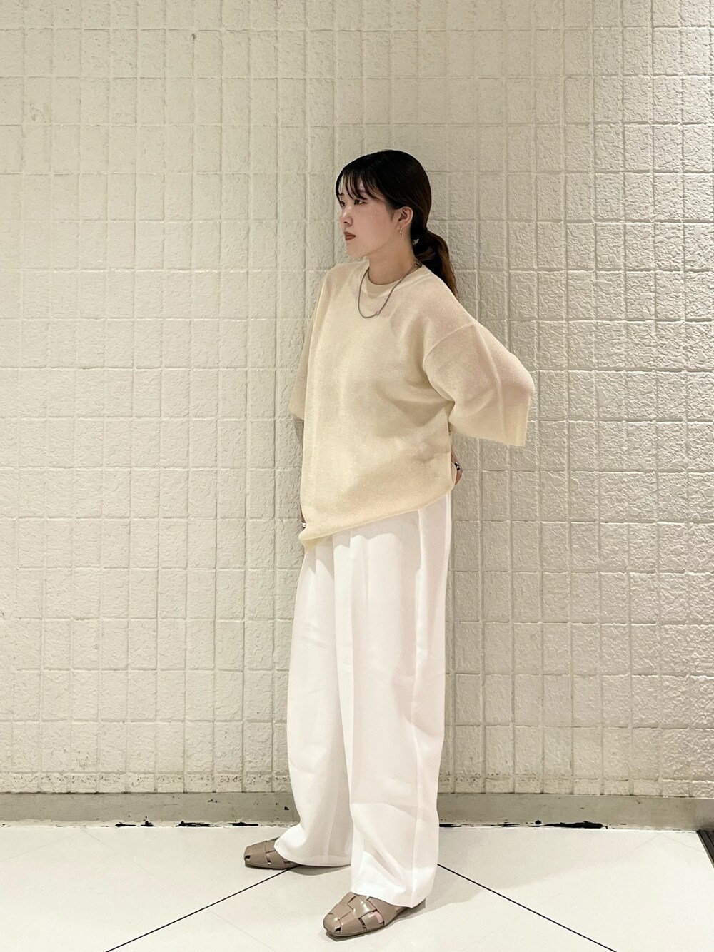 「KBF、kbf_ootd、低身長コーデ、ワントーンコーデ、サンダル、低身長、ホワイト、カーブパンツ」｜「KBFのオーバーサイズガラスニットTEE（ニット/セーター、ベージュ系）」を使った、sasaさん（レディース・153cm）の夏コーディネートの1枚目の写真
