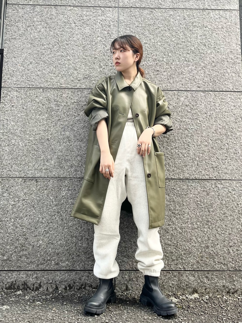 「秋服コーデ、KBF、kbf_ootd、低身長、ジャケット、フェイクレザー、スウェットパンツ、ブーツ、Ganni」｜「KBFのフェイクレザーオーバージャケット（その他アウター、グリーン系）」を使った、sasaさん（レディース・153cm）の秋コーディネートの1枚目の写真