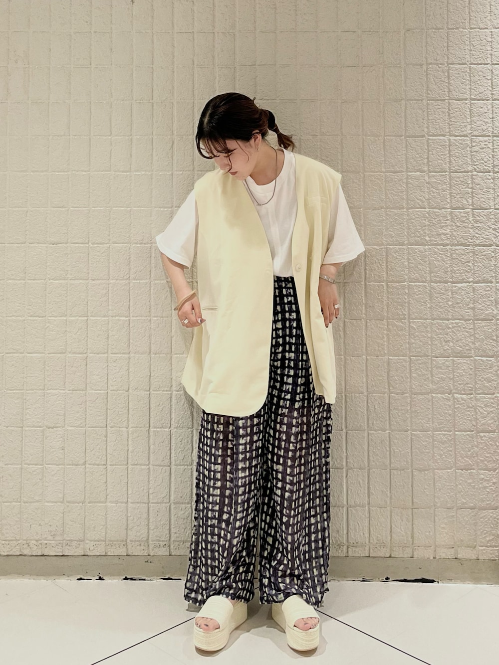 「KBF、kbf_ootd、夏コーデ、低身長、サンダル、ベスト、ジレ、Tシャツ、柄パンツ」｜「KBFのラウンドノーカラージレ（ベスト、ホワイト系）」を使った、sasaさん（レディース・153cm）の夏コーディネートの1枚目の写真