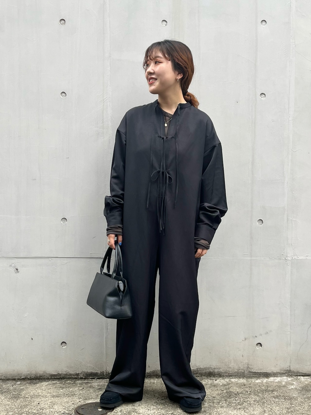 「KBF、kbf_ootd、ジャンプスーツ、ブラック、低身長、ハンドバッグ、レイヤードスタイル、オールインワン」｜「KBFのフロントタイジャンプスーツ（サロペット/オーバーオール、ブラック系）」を使った、sasaさん（レディース・153cm）の秋コーディネートの1枚目の写真