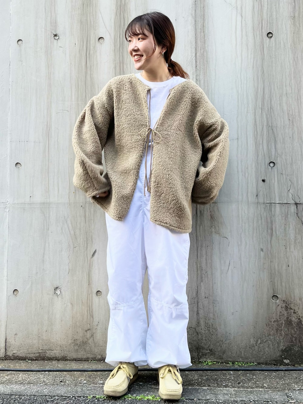 「KBF、冬のコーデ、ボアトップス、前後2way、ワークパンツ、ワラビー、低身長」｜「KBFのコーティングワークパンツ（その他パンツ、ホワイト系）」を使った、sasaさん（レディース・153cm）の冬コーディネートの1枚目の写真
