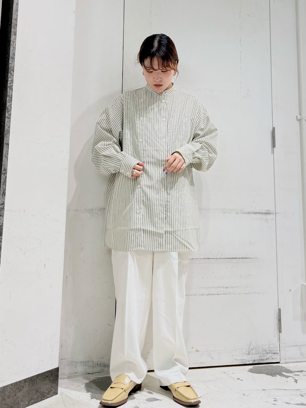 「KBF、kbf_ootd、秋コーデ、シャツスタイル、ストライプシャツ、ホワイト、オーバーサイズ、ワラビー、クラークス、低身長、タックパンツ、スラックス」｜「KBFのマルチストライプデザインシャツ（シャツ/ブラウス、ホワイト系）」を使った、sasaさん（レディース・153cm）の秋コーディネートの1枚目の写真