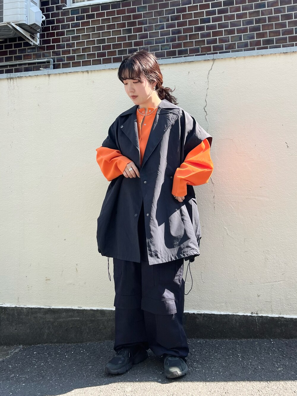 「春コーデ、春服、KBF、春アウター、ネイビー、オレンジ、カーディガン、カーゴパンツ」｜「KBFの『WEB/一部店舗限定』BIGトレンチポンチョ（ポンチョ、ブルー系）」を使った、sasaさん（レディース・153cm）の春コーディネートの1枚目の写真