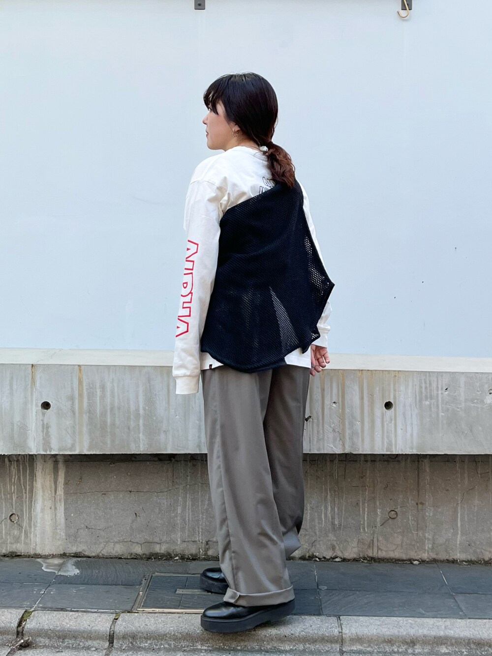 「休日コーデ、カジュアルコーデ、シンプル、メッシュ、スラックス、パンツスタイル、低身長、メンズライク、KBF、kbf_ootd」｜「KBFのメンズライクメッシュシャツ（シャツ/ブラウス、ブラック系）」を使った、sasaさん（レディース・153cm）の春コーディネートの1枚目の写真