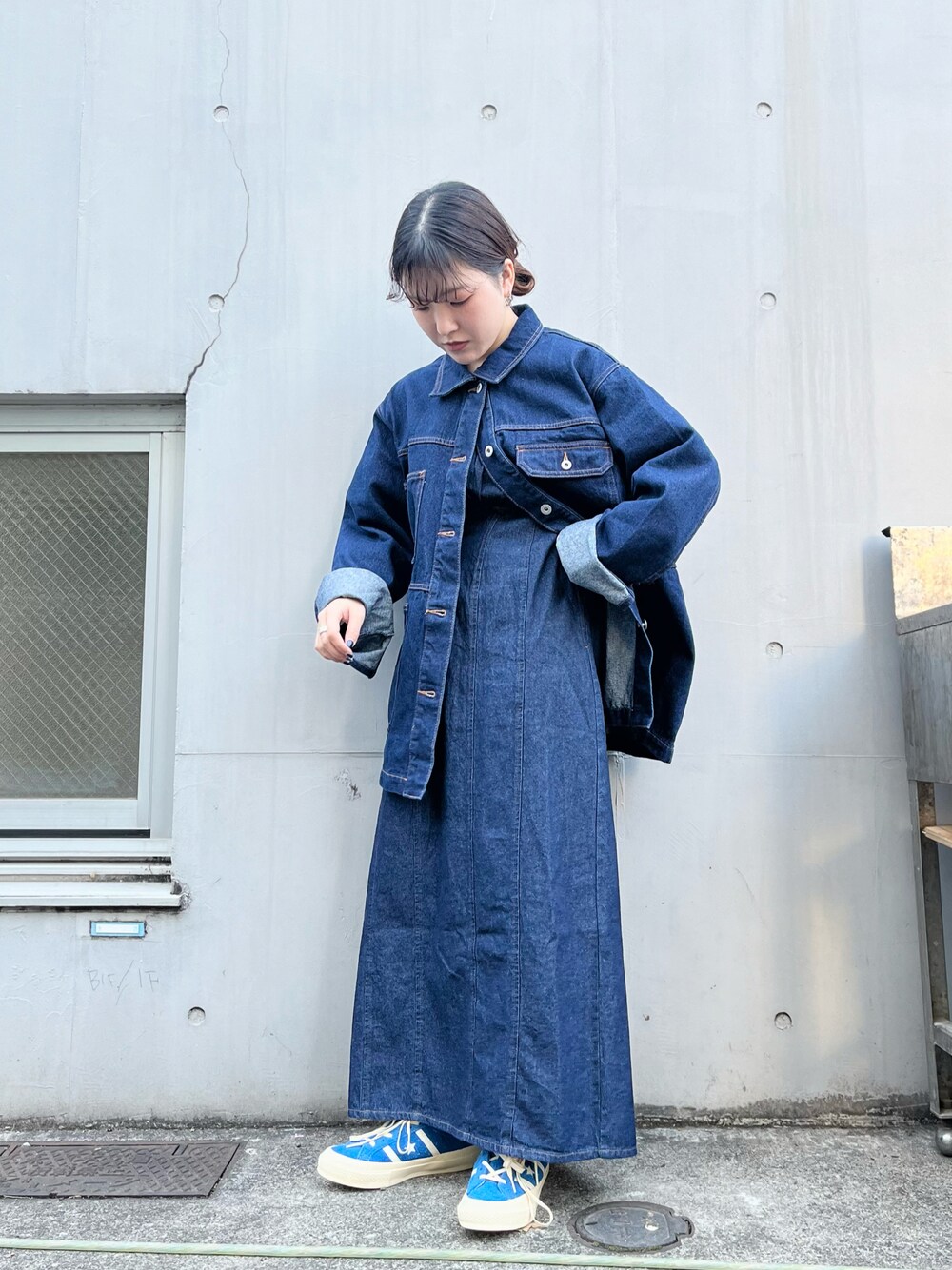 「春服、デニム、デニムワンピース、カバーオール、デニムジャケット、コンバース、低身長、デニムコーデ、カジュアルコーデ」｜「KBFのデニムカバーオール（デニムジャケット、ブルー系）」を使った、sasaさん（レディース・153cm）の冬コーディネートの1枚目の写真