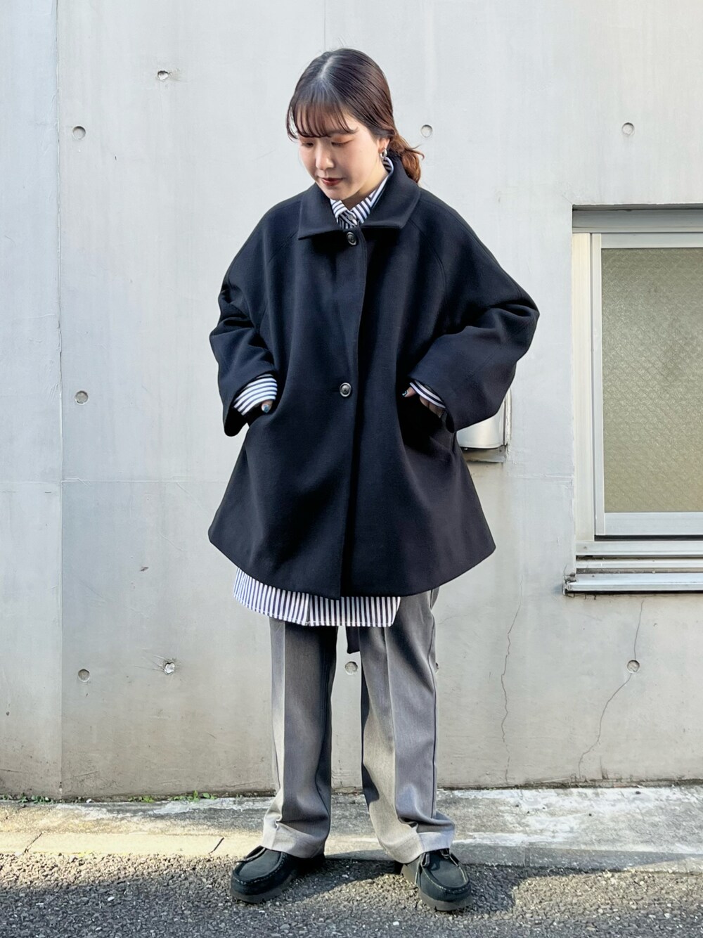 「KBF、kbf_ootd、コート、秋冬コーデ、アウター、シャツスタイル、ストライプシャツ、タックパンツ、イージーパンツ、ワラビー、クラークス」｜「KBFのワイドシルエットミディコート（ピーコート、ブラック系）」を使った、sasaさん（レディース・153cm）の冬コーディネートの1枚目の写真