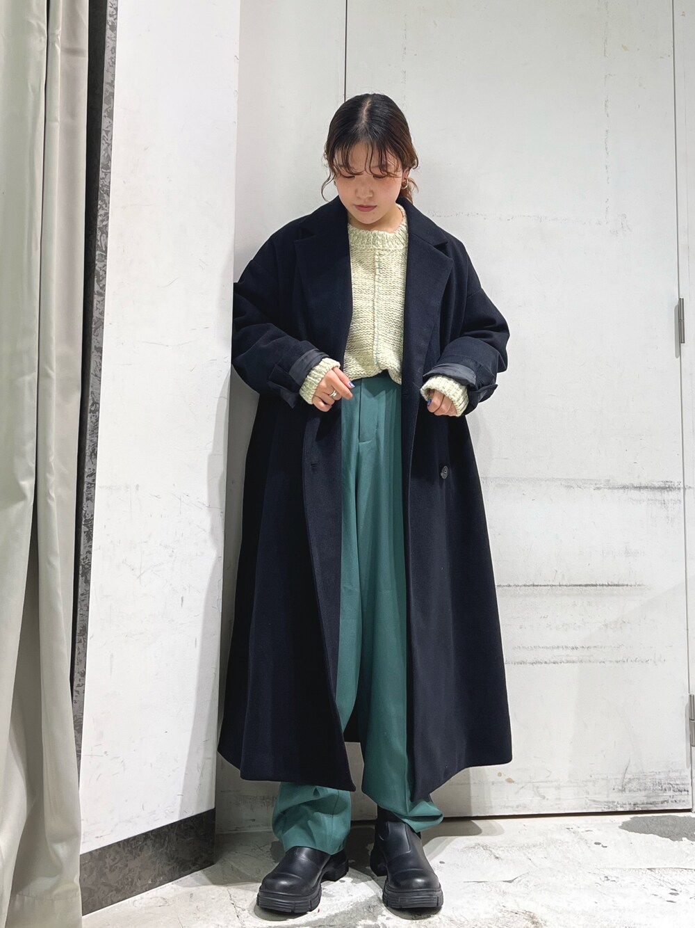 「チェスターコート、KBF、kbf_ootd、アウター、ロングコート、ブラック、ニツト、アウトリンキングニット、スラックス、カラーパンツ、低身長、ブーツ、Ganni」｜「KBFのダブルチェスターコート（チェスターコート、ブラック系）」を使った、sasaさん（レディース・153cm）の秋コーディネートの1枚目の写真