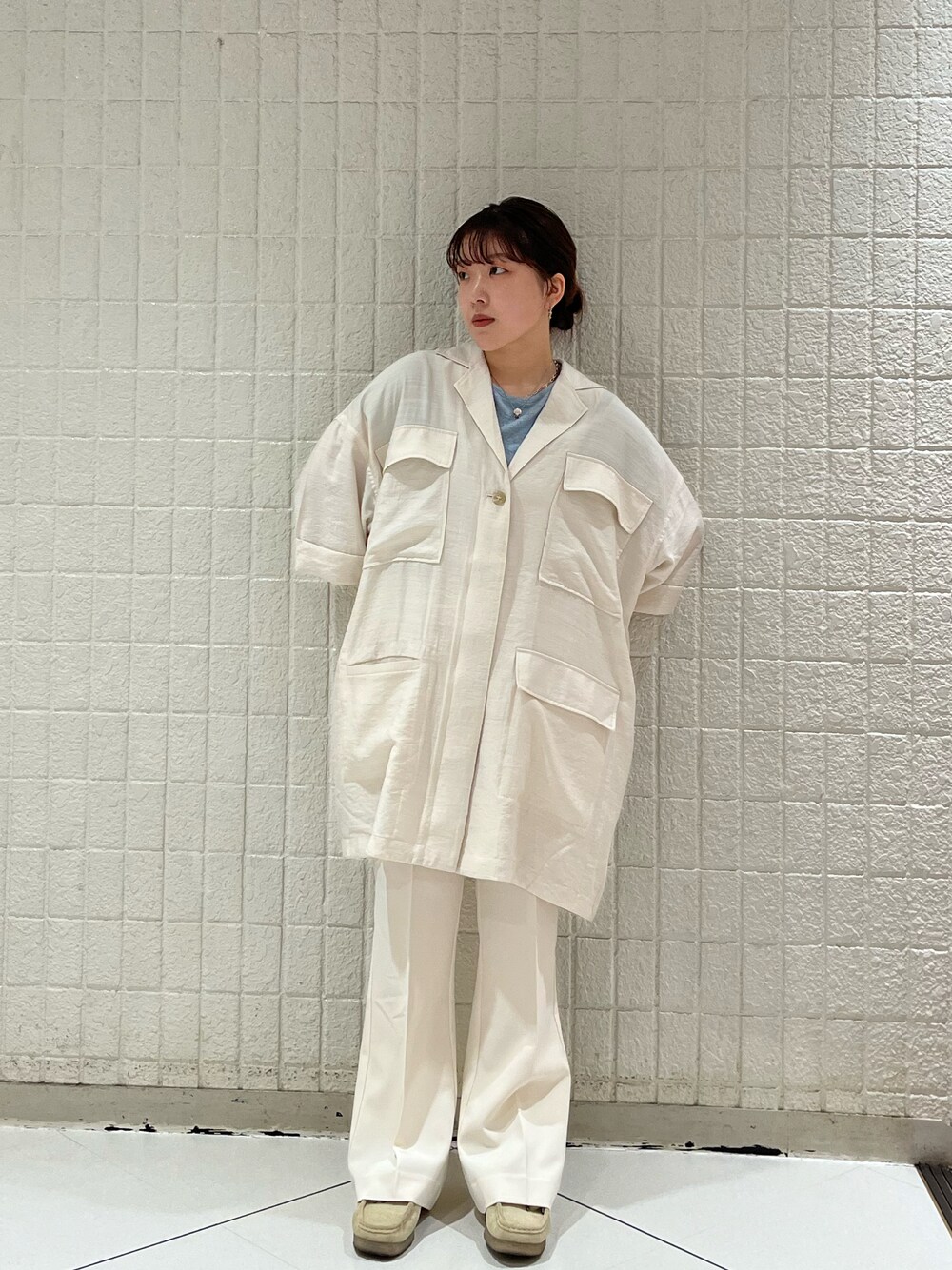 「KBF、kbf_ootd、BIGシャツ、BIGシルエット、ホワイト、シャツ、センタープレス」｜「KBFのバックオープンBIGシャツ（シャツ/ブラウス、ベージュ系）」を使った、sasaさん（レディース・153cm）の春コーディネートの1枚目の写真