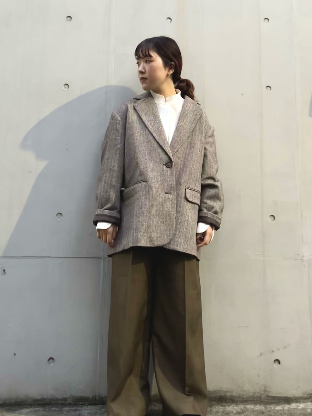 「KBF、kbf_ootd、へリンボーン、ブラウス、チュニック、ジャケット、ショートコート、スラックス、低身長」｜「KBFのヘリンボーンジャケットコート（その他アウター、ブラウン系）」を使った、sasaさん（レディース・153cm）の秋コーディネートの1枚目の写真