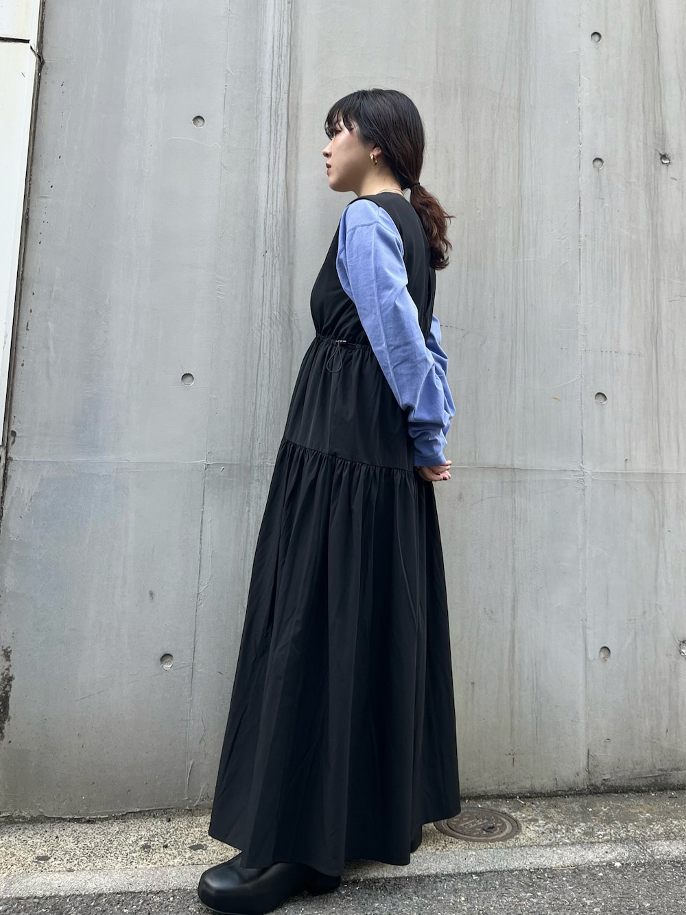 「KBF、kbf_ootd、カジュアルコーデ、着回しコーデ、ワンピース、Tシャツ、お洒落さんとつながりたい、ラクチンコーデ、春服、ブラック」｜「KBFのノースリーブドロストワンピース（ワンピース、ブラック系）」を使った、sasaさん（レディース・153cm）の春コーディネートの1枚目の写真
