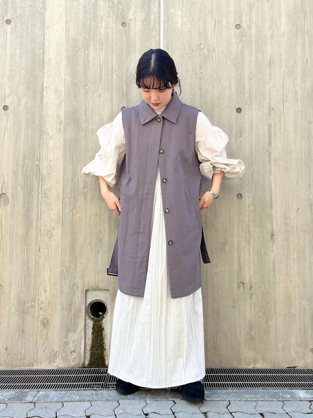 「KBF、kbf_ootd、春服、着回しコーデ、レイヤードスタイル、ワンピース、ジレ、春コート、3way、低身長、ストライプワンピース、ボリュームスリーブ」｜「KBFのクリンクルデザインワンピース（ワンピース、ベージュ系）」を使った、sasaさん（レディース・153cm）の冬コーディネートの1枚目の写真