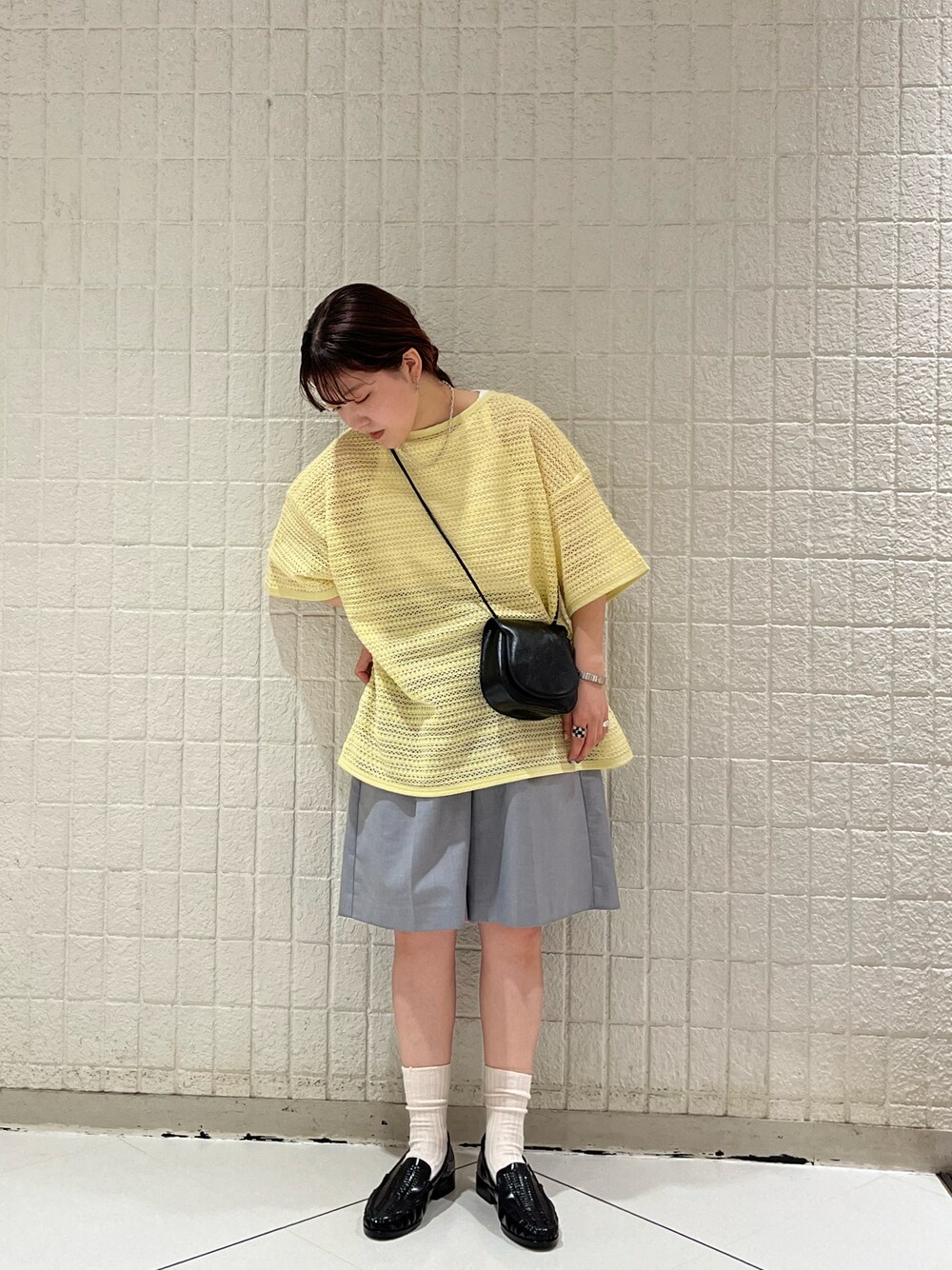 「KBF、kbf_ootd、レイヤードスタイル、ハーフパンツ、ローファー、メッシュ、イエロー」｜「KBFの2WAYレースBIGTEE（シャツ/ブラウス、イエロー系）」を使った、sasaさん（レディース・153cm）の春コーディネートの1枚目の写真