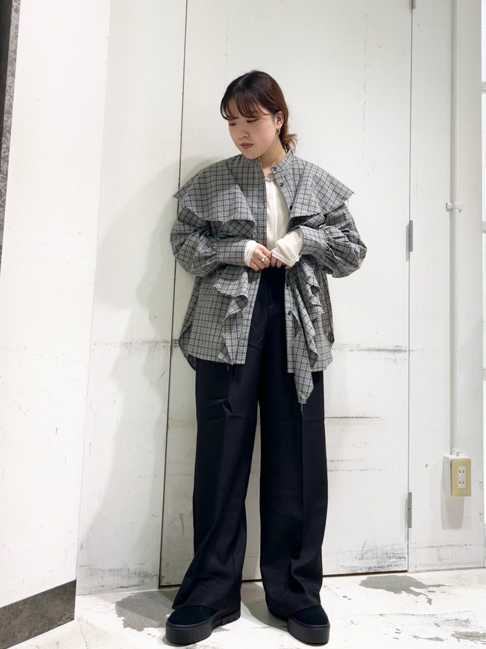 「KBF、kbf_ootd、チェック、チェックブラウス、フリルトップス、スラックス、低身長、秋コーデ」｜「KBFのチェックフリルブラウス（シャツ/ブラウス、グレー系）」を使った、sasaさん（レディース・153cm）の秋コーディネートの1枚目の写真