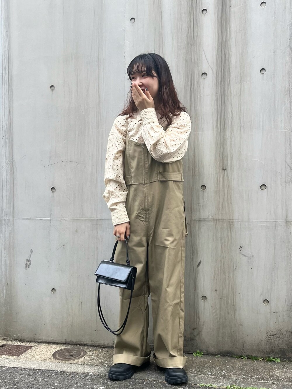 「休日コーデ、カジュアルコーデ、着回しコーデ、春カラー、パンツコーデ、低身長、レースシャツ、レーストップス、サロペット」｜「KBFのスカラップレースシャツ（シャツ/ブラウス、ベージュ系）」を使った、sasaさん（レディース・153cm）の春コーディネートの1枚目の写真