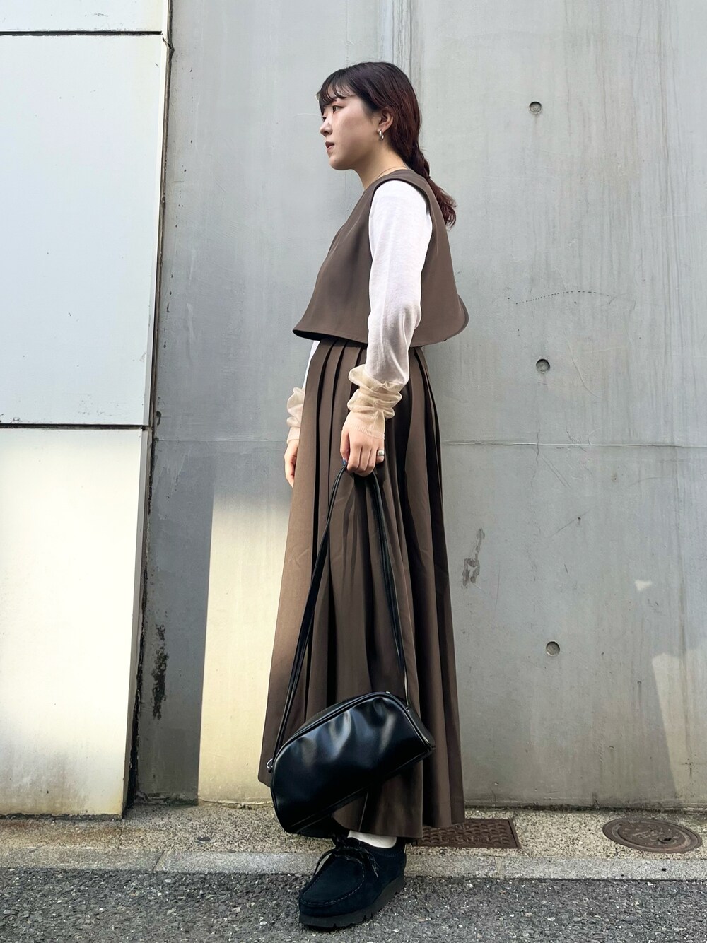 「KBF、kbf_ootd、ワンピース、セパレート、ブラウン、プリーツスカート、ベスト、低身長」｜「KBFのガラススリーブニット（ニット/セーター、ベージュ系）」を使った、sasaさん（レディース・153cm）の秋コーディネートの1枚目の写真