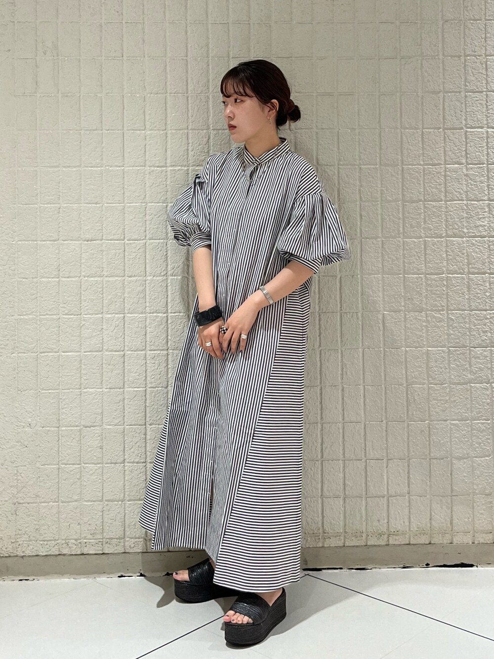 「KBF、kbf_ootd、ワンピース、ストライプ、ストライプワンピース、パフスリーブ、低身長」｜「KBFのストライプパフスリーブワンピース（ワンピース、ブラック系）」を使った、sasaさん（レディース・153cm）の春コーディネートの1枚目の写真