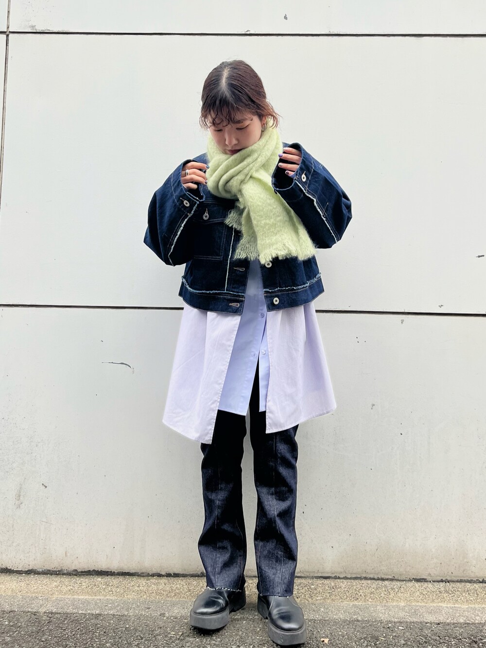 「KBF、デニム、低身長、シャツスタイル、デニムパンツ、デニムジャケット、レイヤードシャツ」｜「KBFのカットオフノーカラーデニムジャケット（デニムジャケット、ブルー系）」を使った、sasaさん（レディース・153cm）の冬コーディネートの1枚目の写真