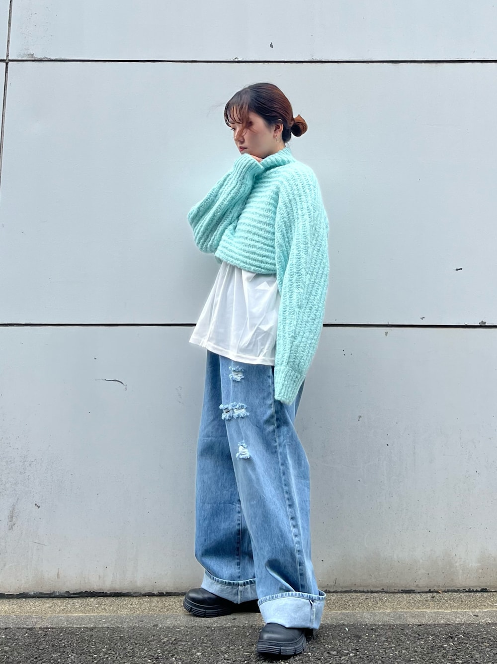 「KBF、kbf_ootd、ショート丈、ニット、ブルー、レイヤードスタイル、デニム、ダメージデニムパンツ、低身長、カジュアルコーデ」｜「KBFの『一部WEB限定カラー』ハイネックショートニット（ニット/セーター、ブルー系）」を使った、sasaさん（レディース・153cm）の秋コーディネートの1枚目の写真