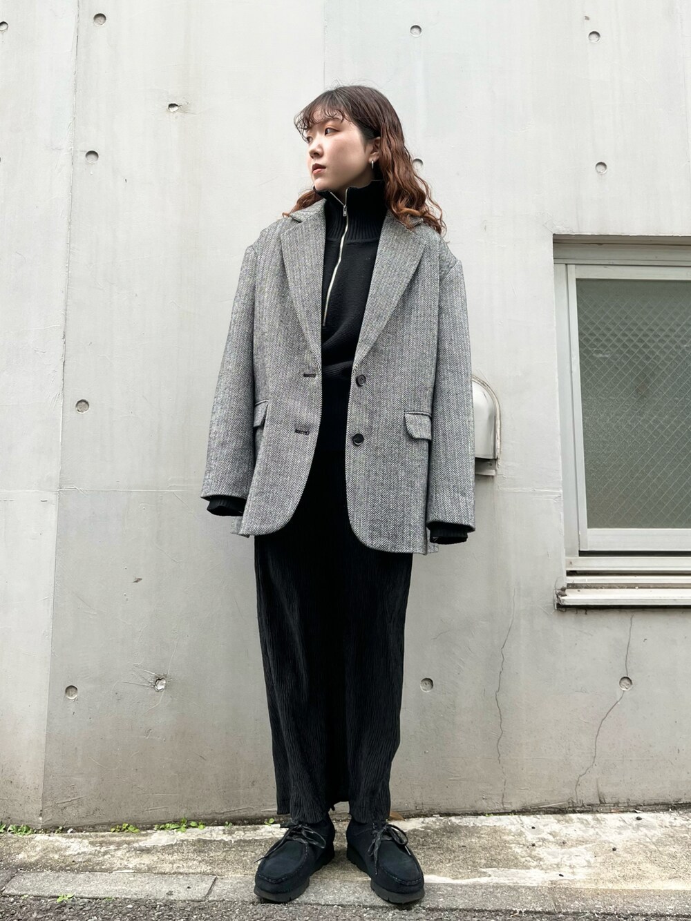 「KBF、ジャケット、ジャケットコート、ハーフジップ、ブラック、スカート、ベロアスカート、低身長、淡色コーデ」｜「KBFのヘリンボーンジャケットコート（その他アウター、ブラック系）」を使った、sasaさん（レディース・153cm）の冬コーディネートの1枚目の写真